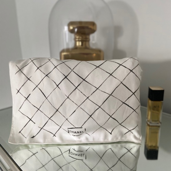 Classic Flap Jumbo Lambskin with Gold Hardware - Picture 2 of 12